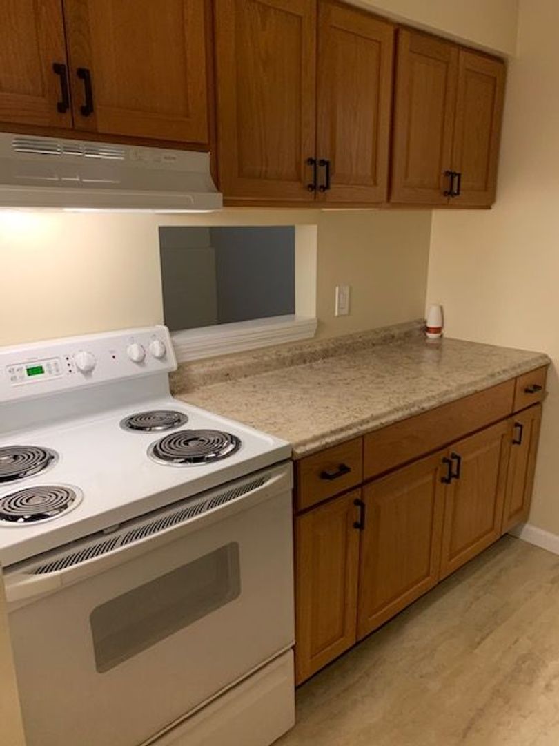 Barkhamsted Apartment: 11-13 Meetinghouse Road