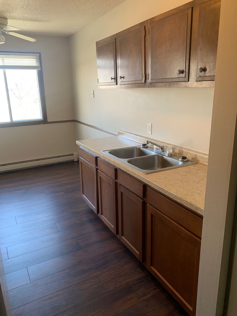 Benson Apartment: 1940 Countryside Dr