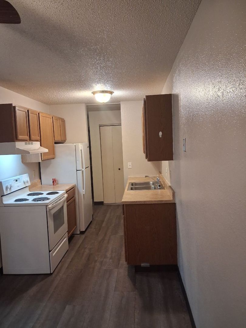Benson Apartment: 410 18th St N