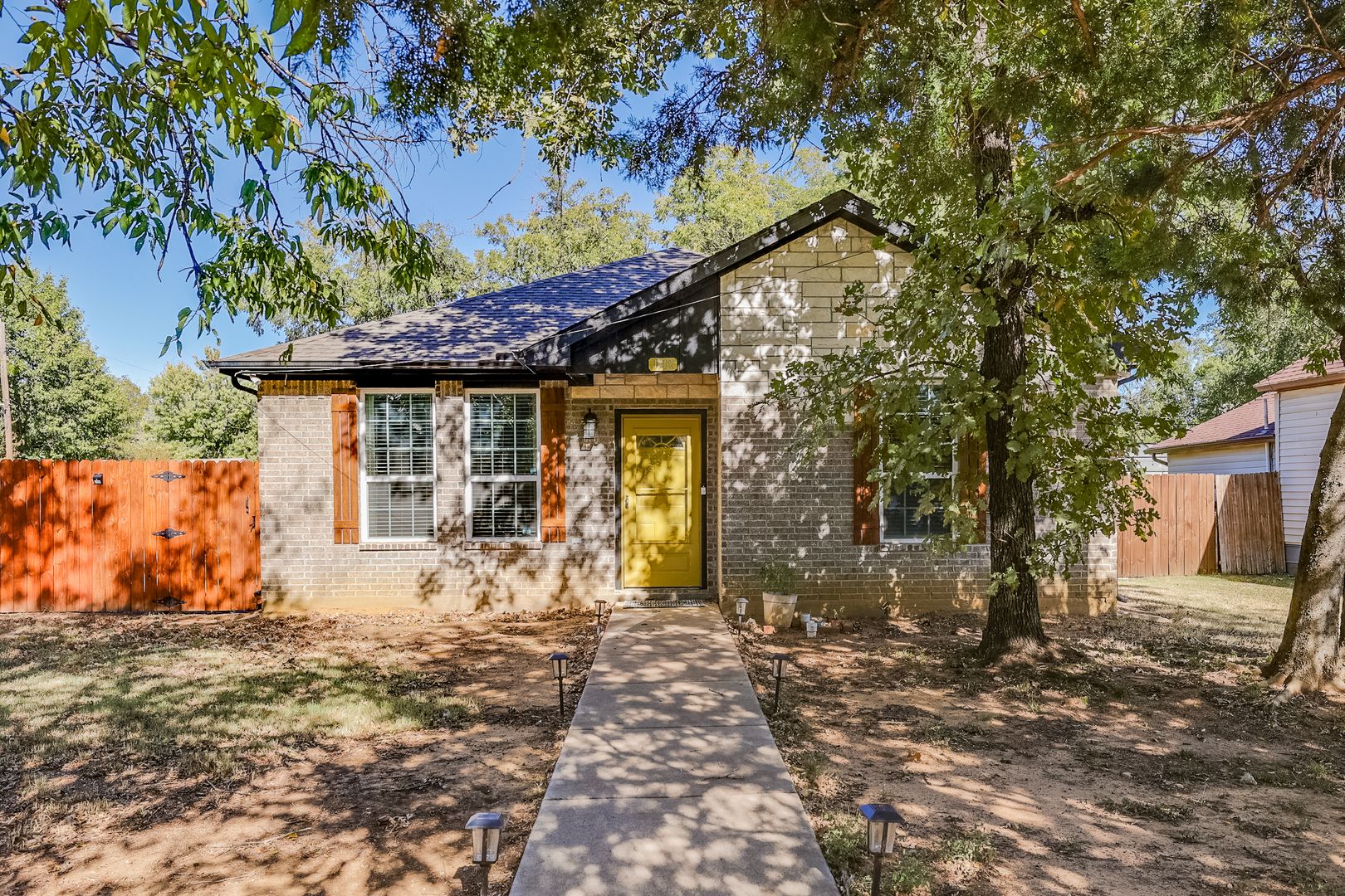 Cleburne House: 1012 N Robinson