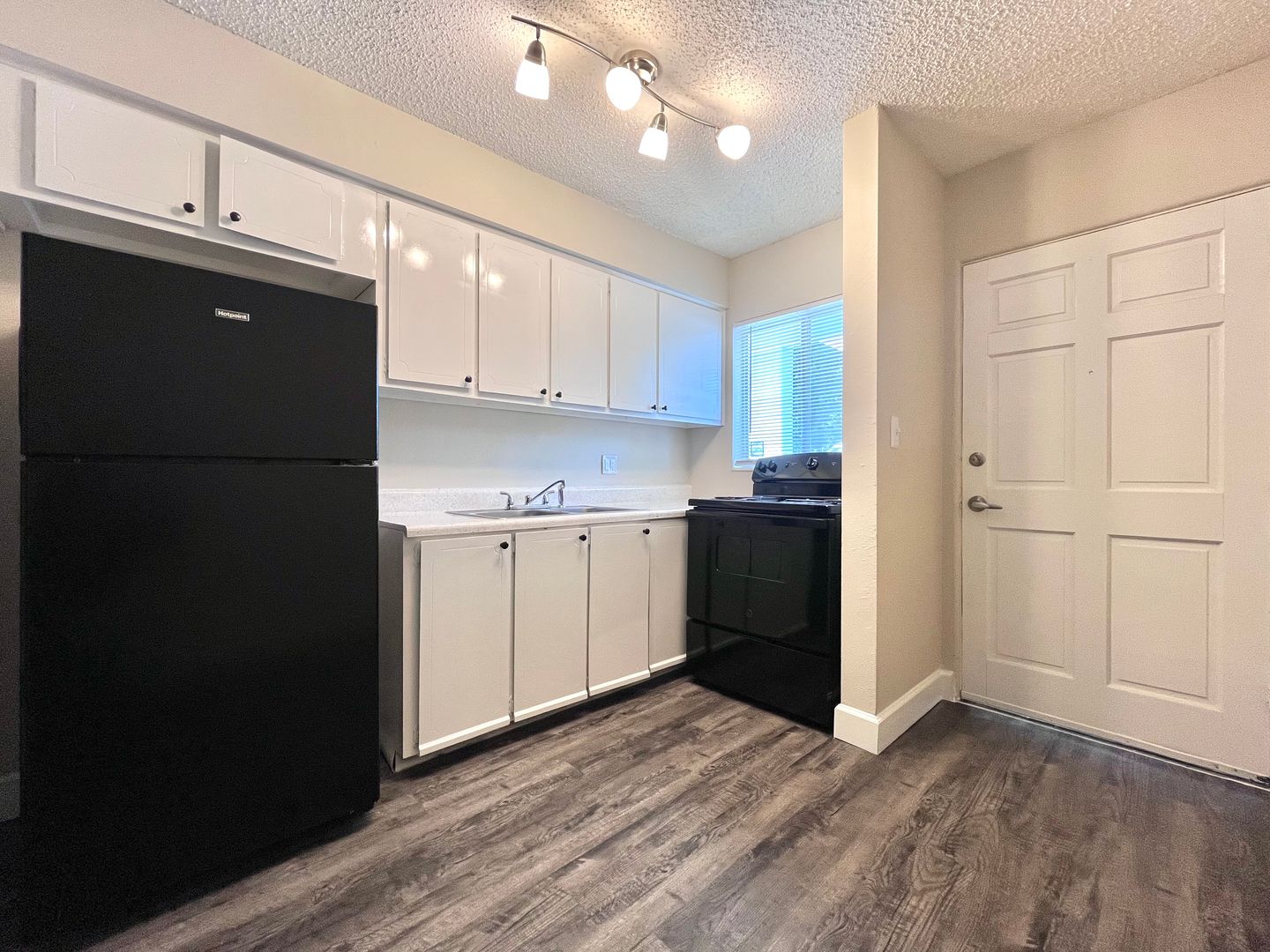 Kenneth City Apartment: 4000 58th St N