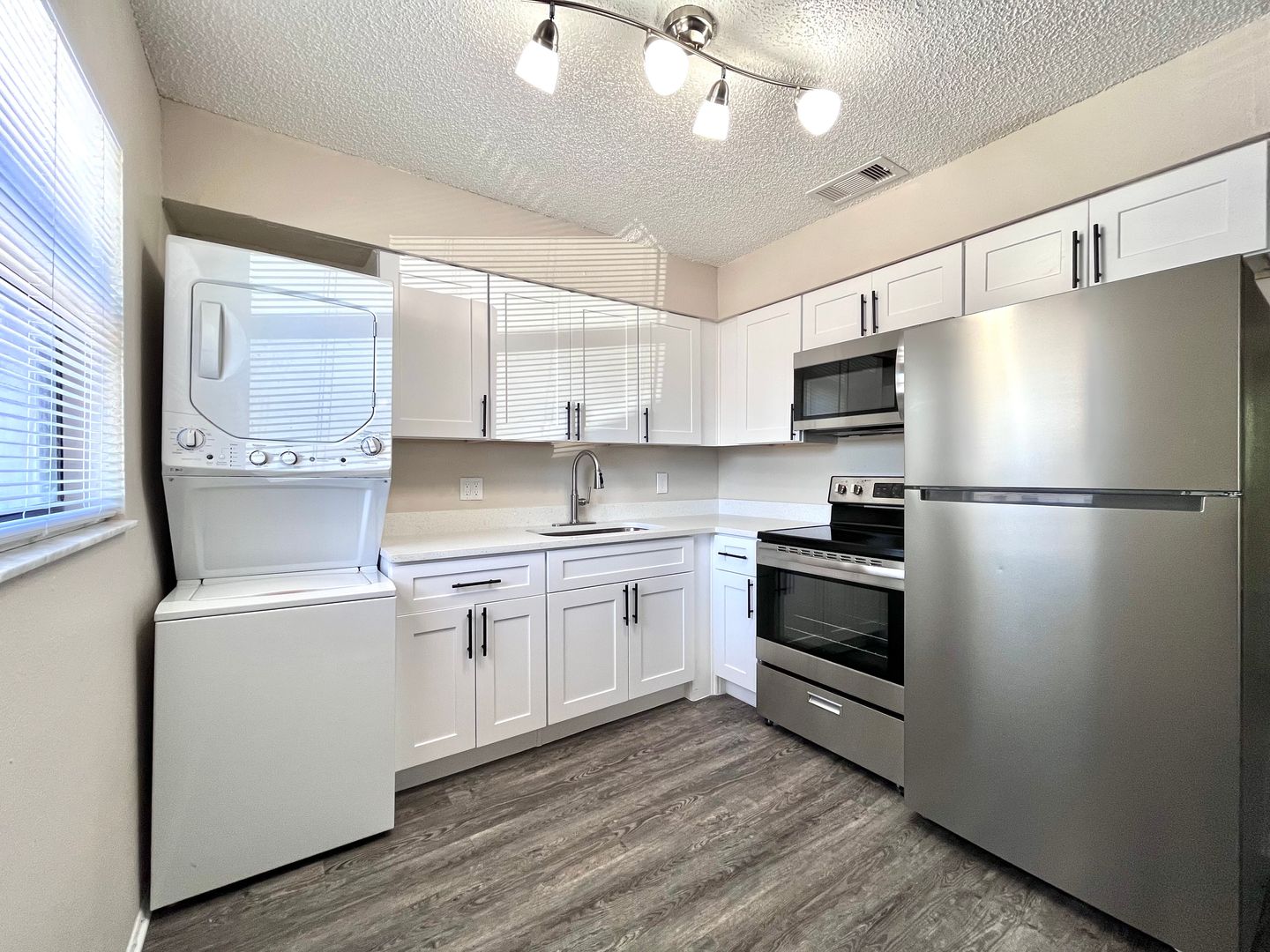 Pinellas Park Apartment: 4071 76th Ave N