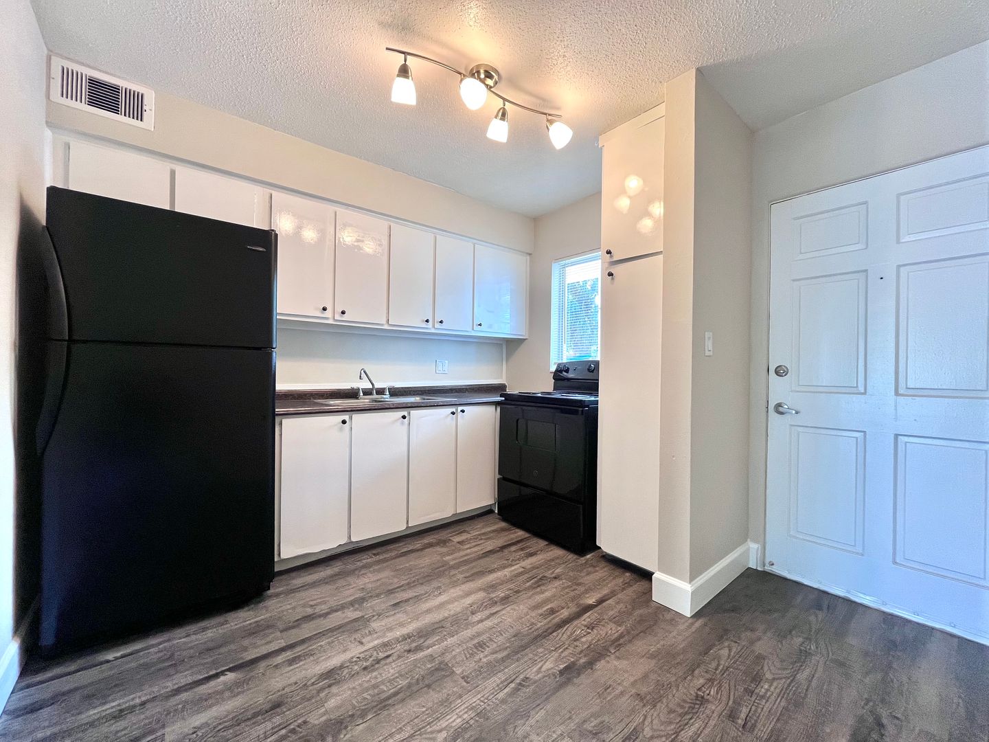 Kenneth City Apartment: 4000 58th St N