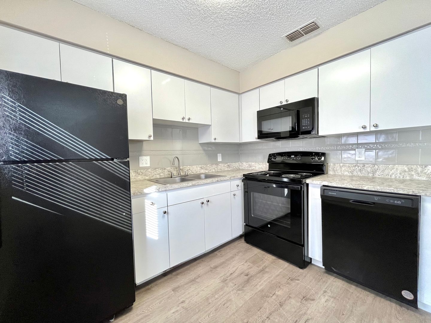 Pinellas Park Apartment: 4071 76th Ave N