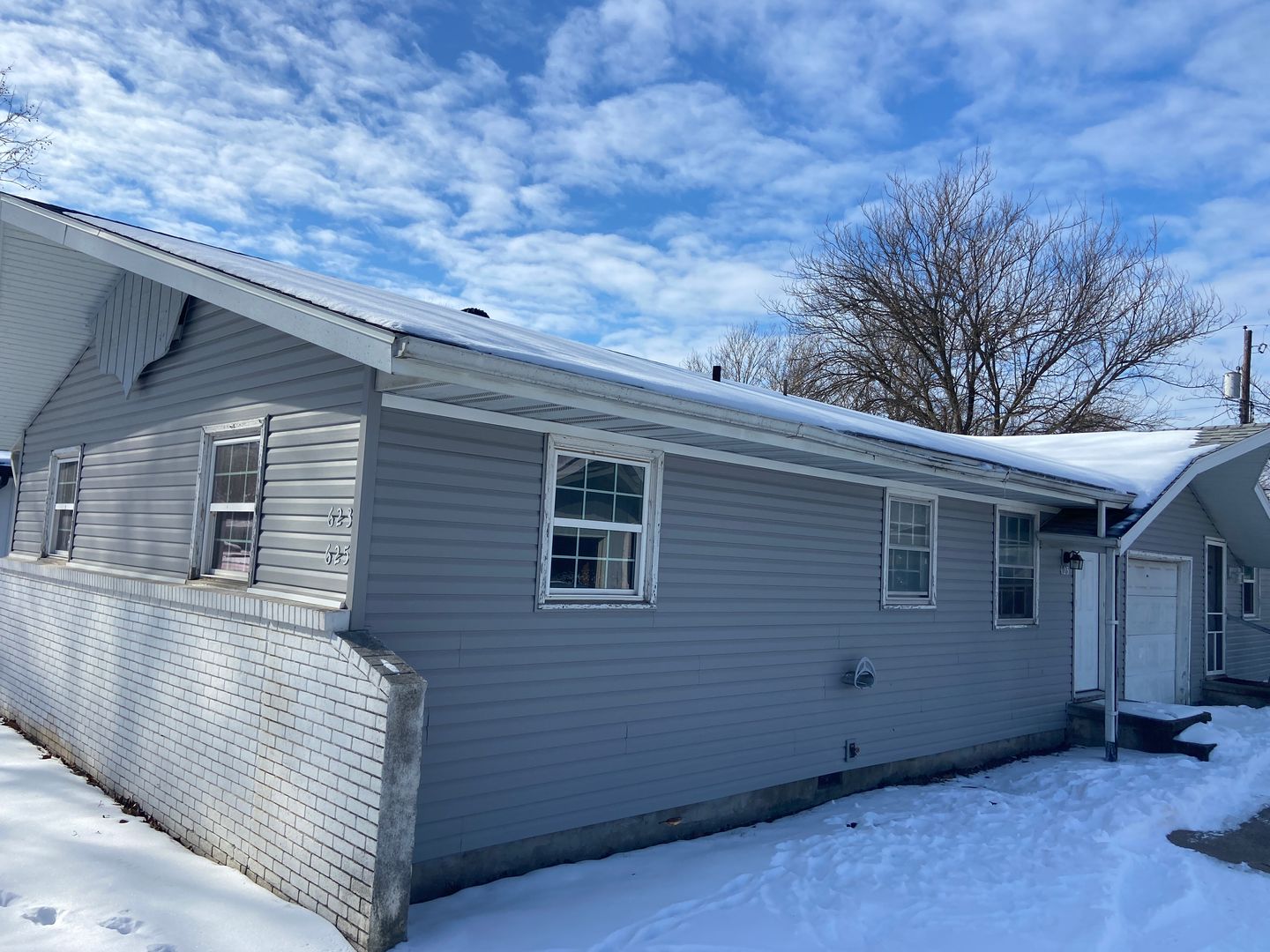 Springfield Apartment: 623 N Belview