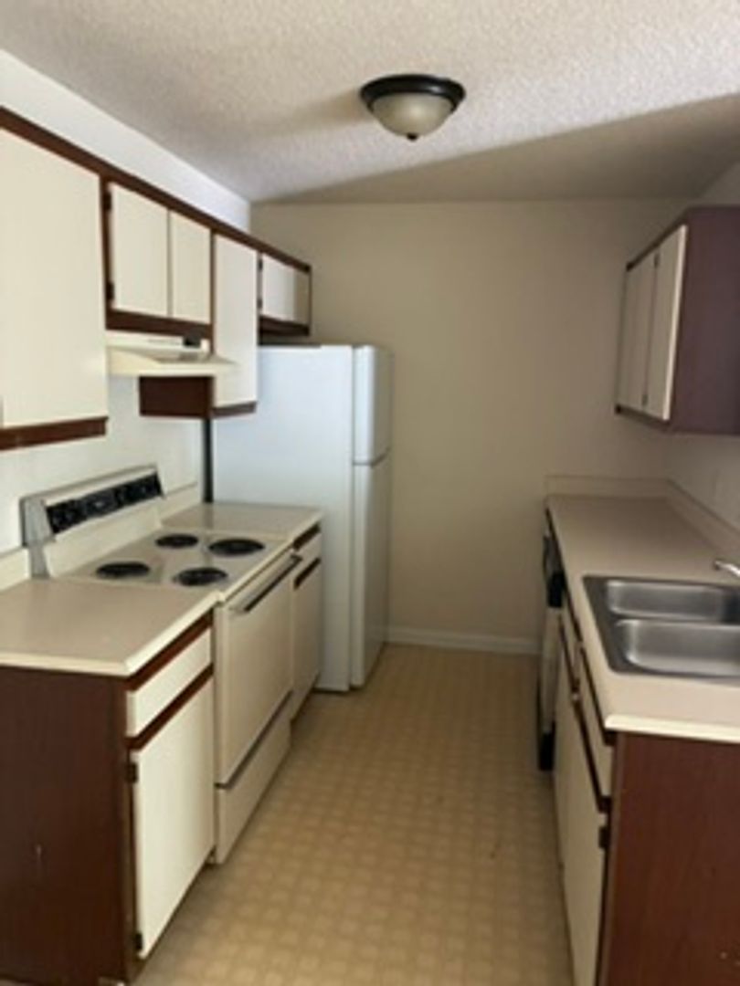 Florence Apartment: 1520 Heritage Lane