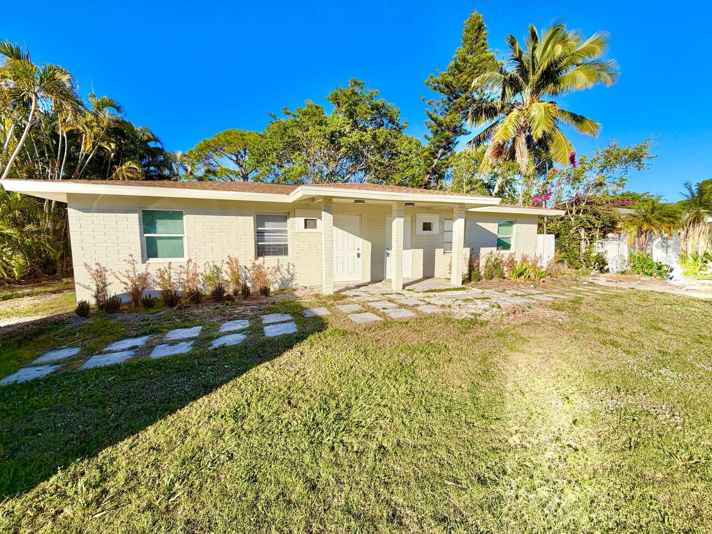 Marco Apartment: 618 6th Avenue