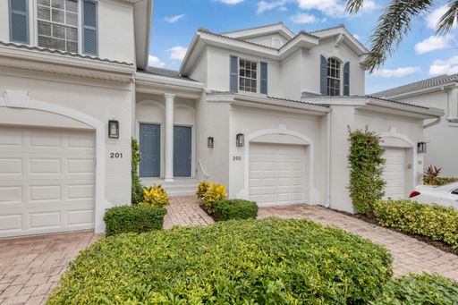 ** AVIANO AT NAPLES ** 3 BED / 2 BATH - CARRIAGE HOME - GARAGE - CENTRAL NAPLES - ANNUAL RENTAL – photo 1