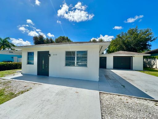 ** NAPLES PARK ** 3 BED / 3 BATH ** ATTACHED GARAGE * PETS OK ** ANNUAL ** – photo 1