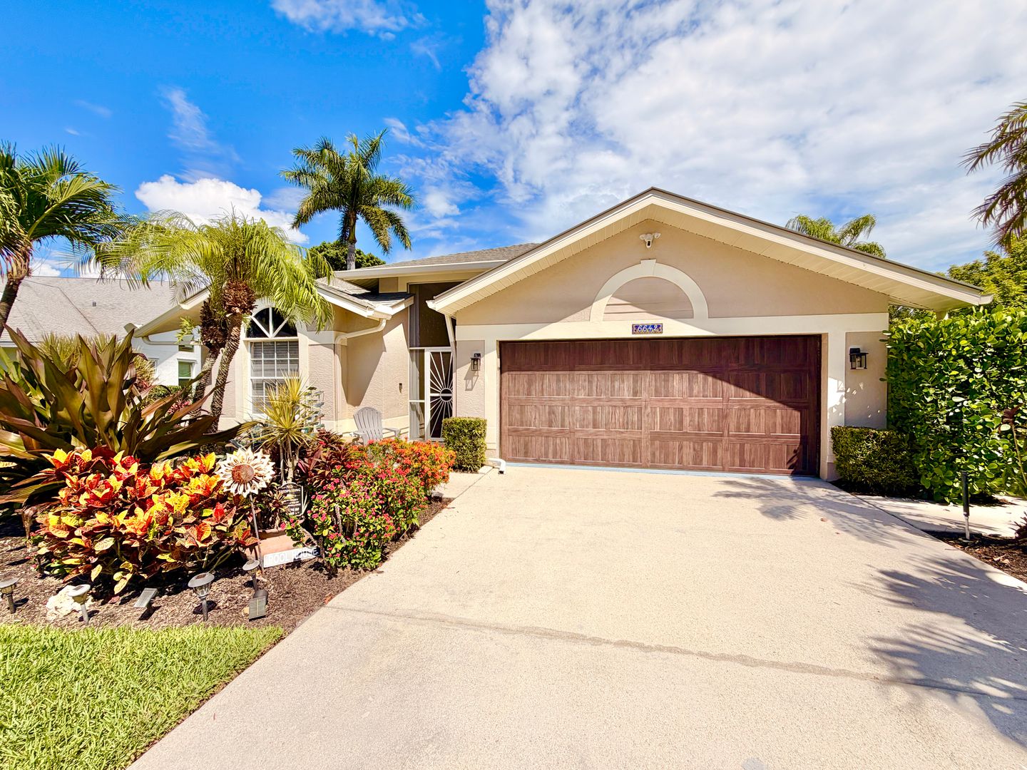Naples House: 6642 Middlesex Place
