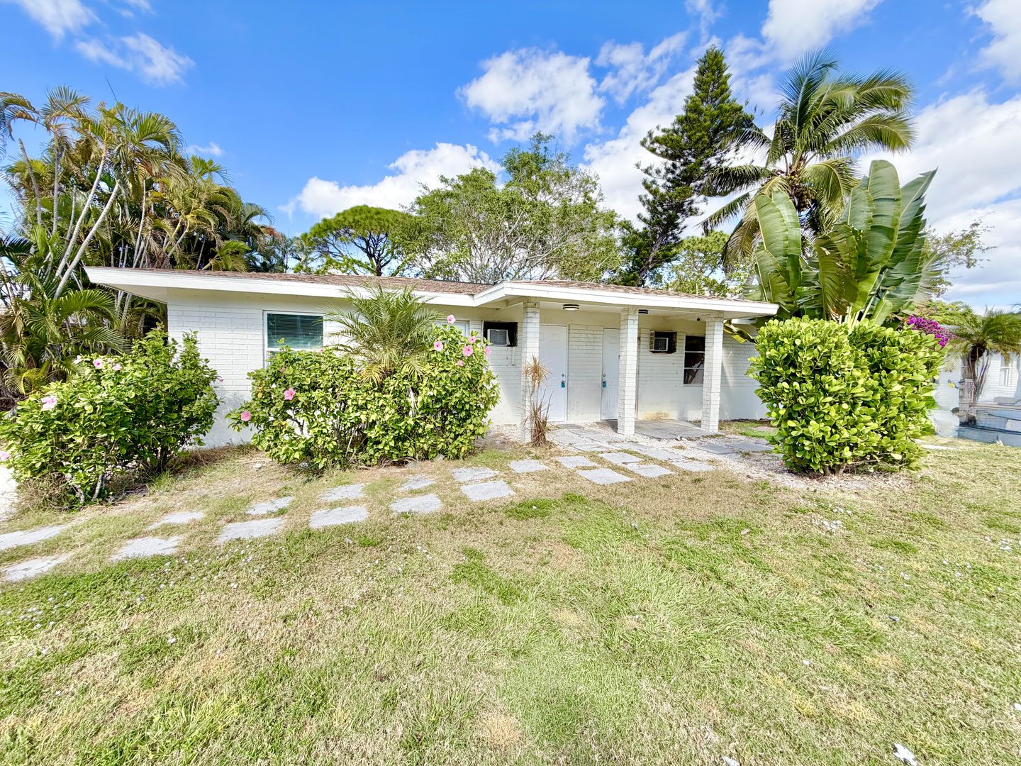 Marco Apartment: 618 6th Avenue