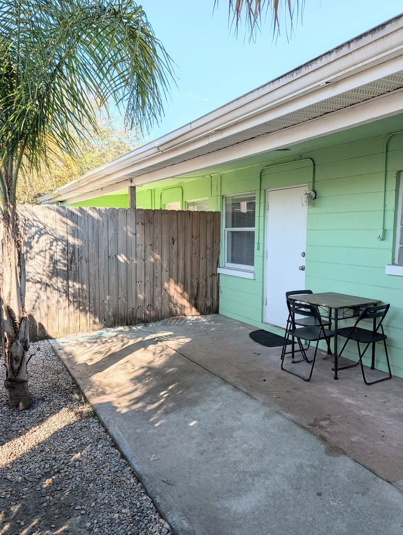 Melbourne Apartment: 1420 Avocado Ave