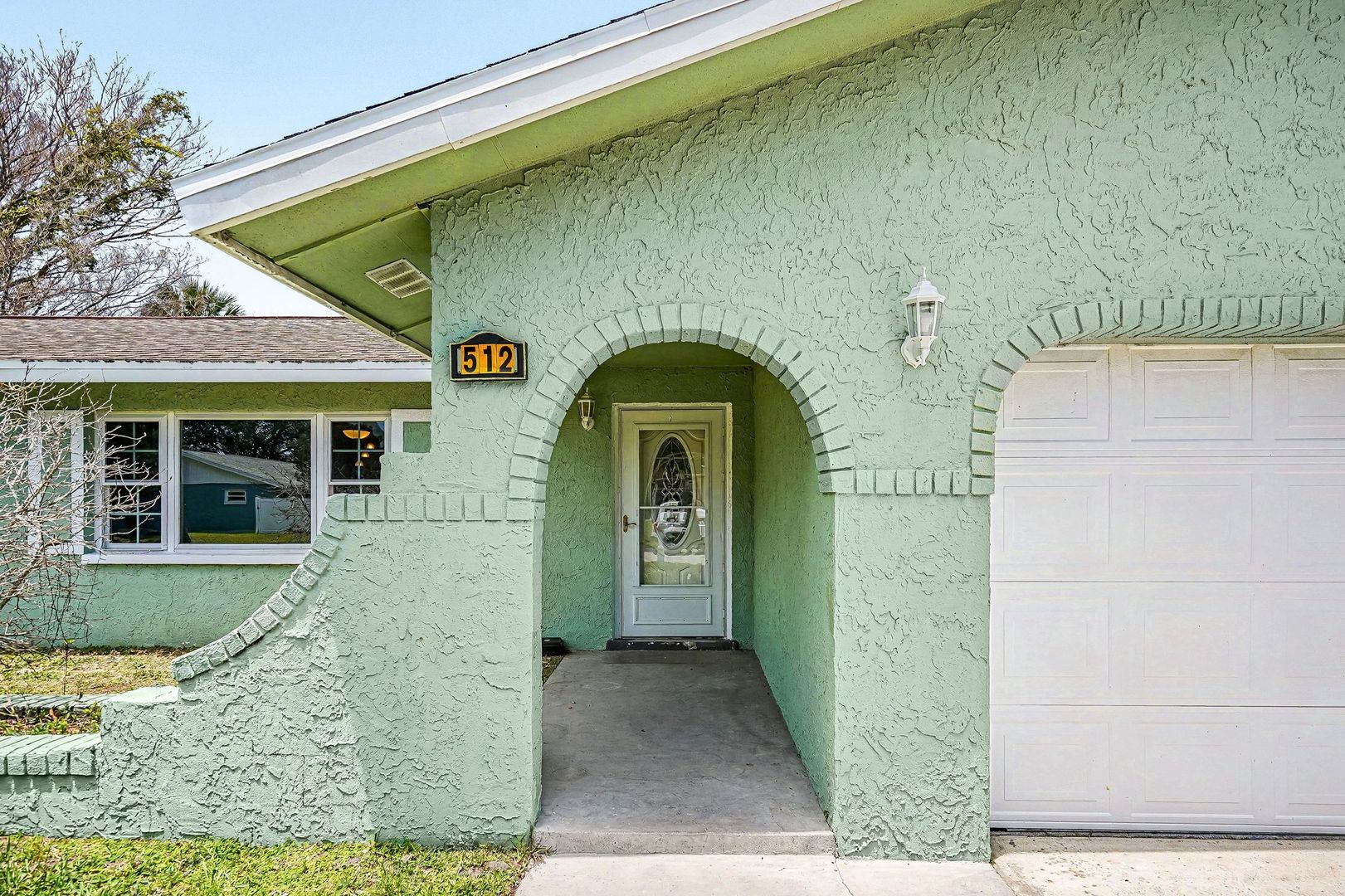 melbourne House: 512 dijon dr