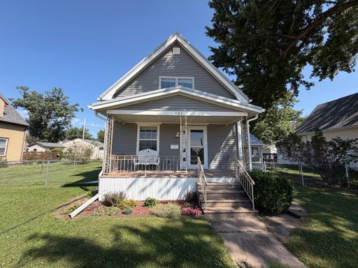 $1,900 | 3 Bedroom 2 Bath | 2 Car Detached Garage | Large Fenced Backyard – photo 1