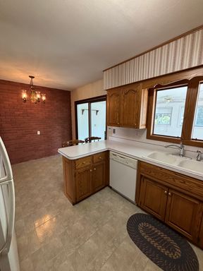 3 Bed 2 Bath Duplex with 3 Garage Stalls for RENT – photo 1