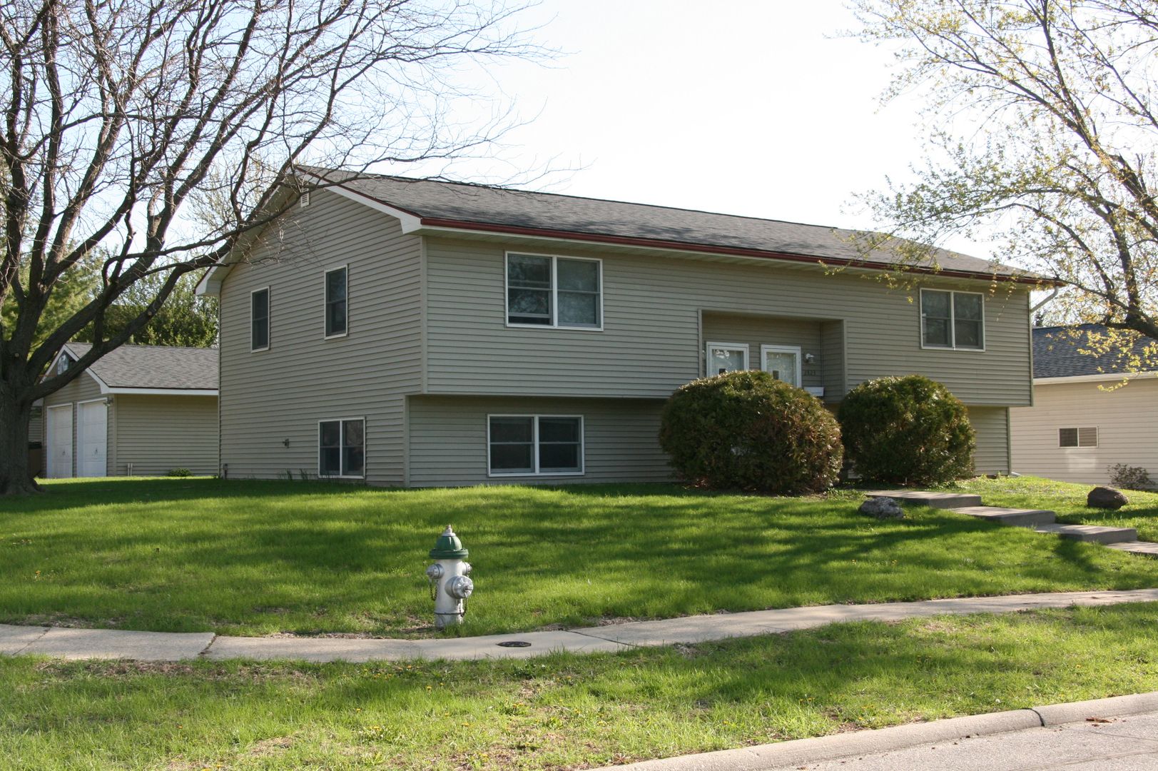 Cedar Falls Apartment: 2823 Fandre Dr