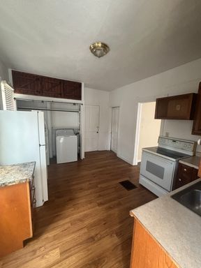 3 bed 1 Bath Lower Duplex Unit for Rent – photo 1