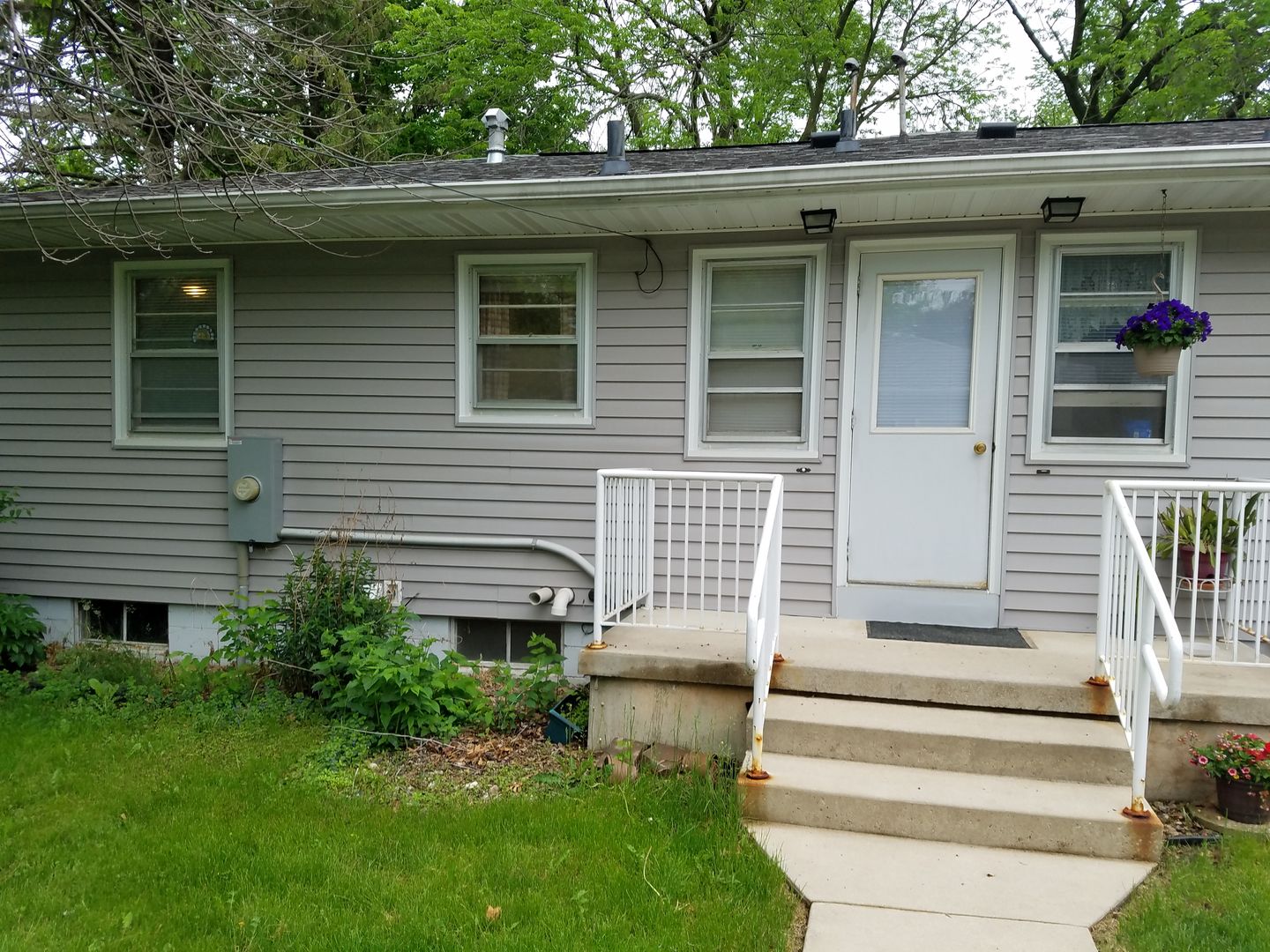 Cedar Falls Apartment: 2109 Franklin Street