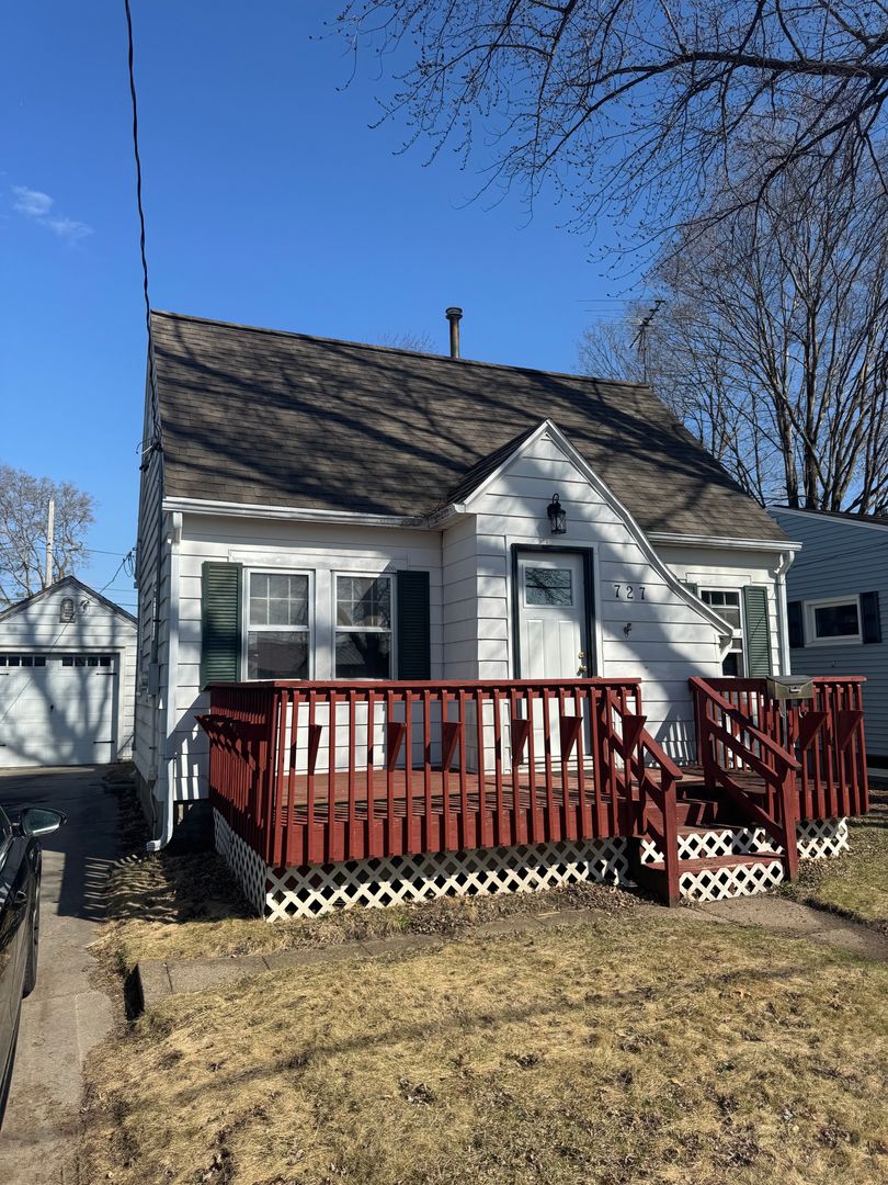 Waterloo House: 727 Dundee Avenue