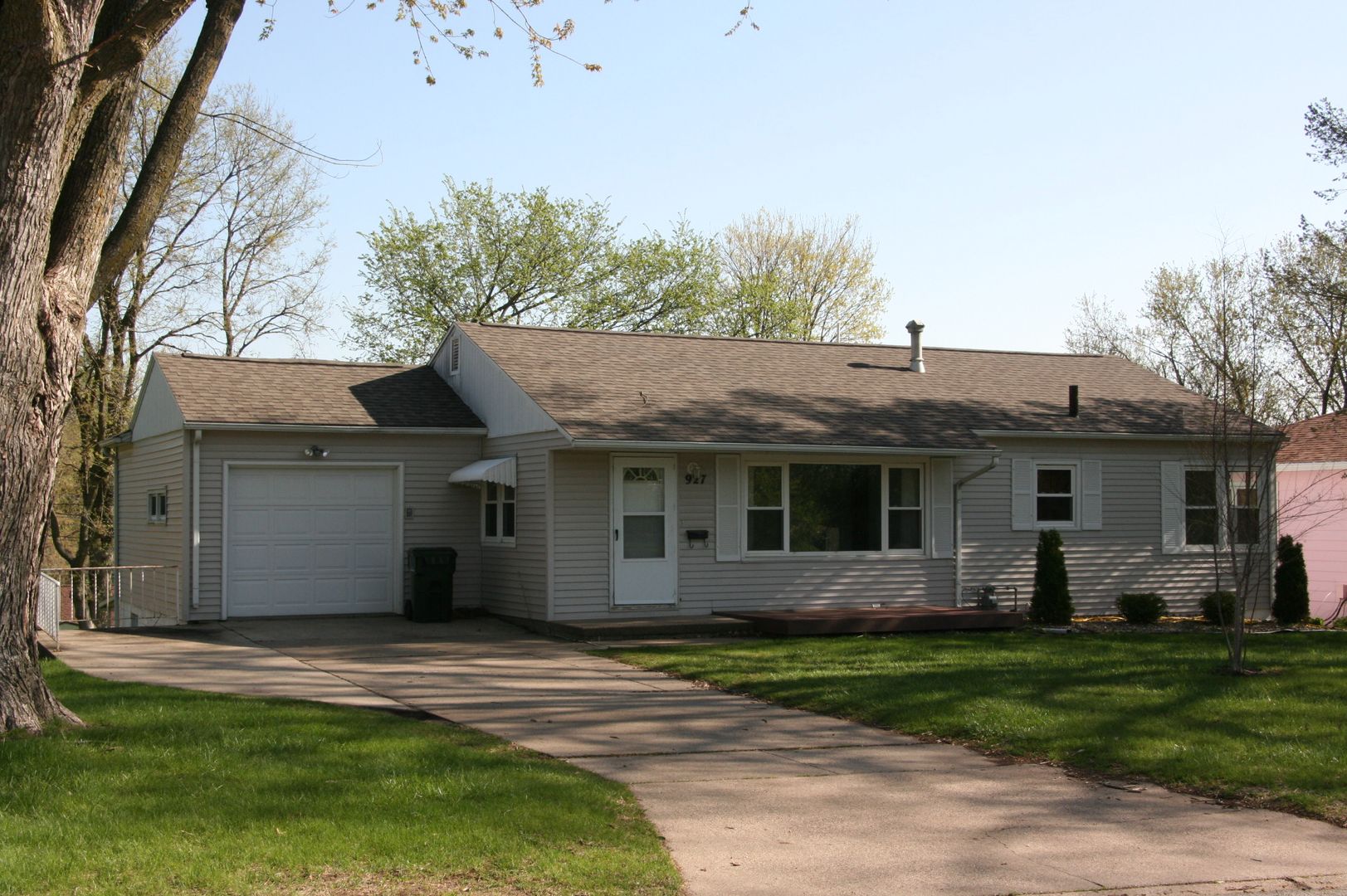 Cedar Falls House: 927 W 16th Street