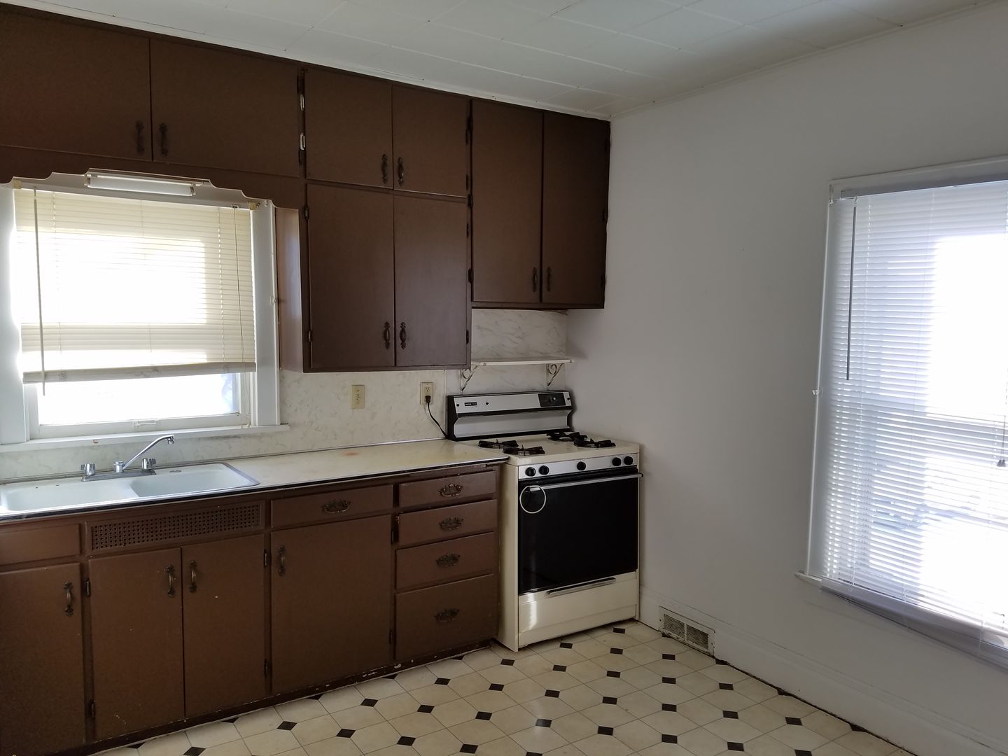 Cedar Falls Apartment: 2115 Walnut Street