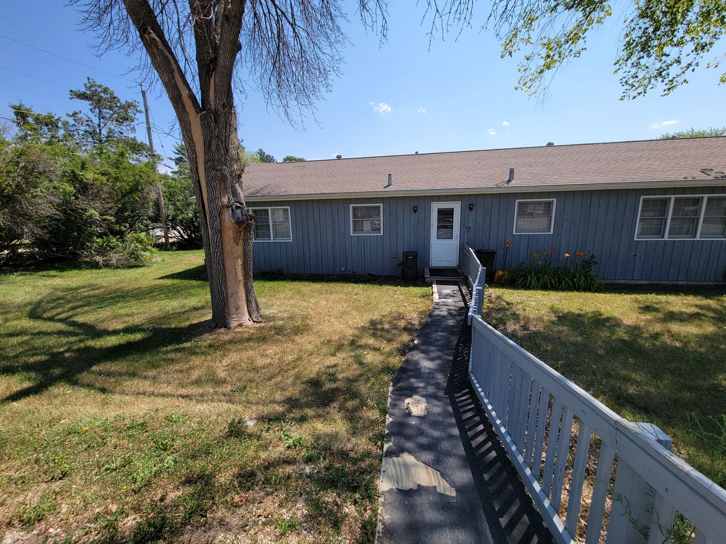 Cedar Falls Apartment: 2105 Crescent Drive