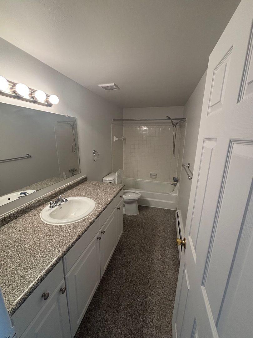 Clinton Township Apartment: 19345 Gaynon