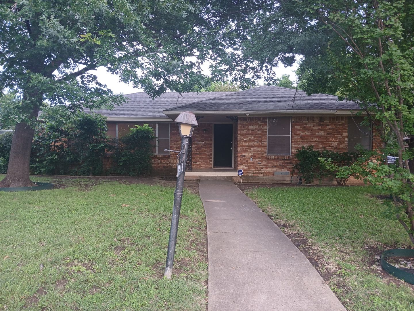 Dallas House: 4918 Rockport Dr