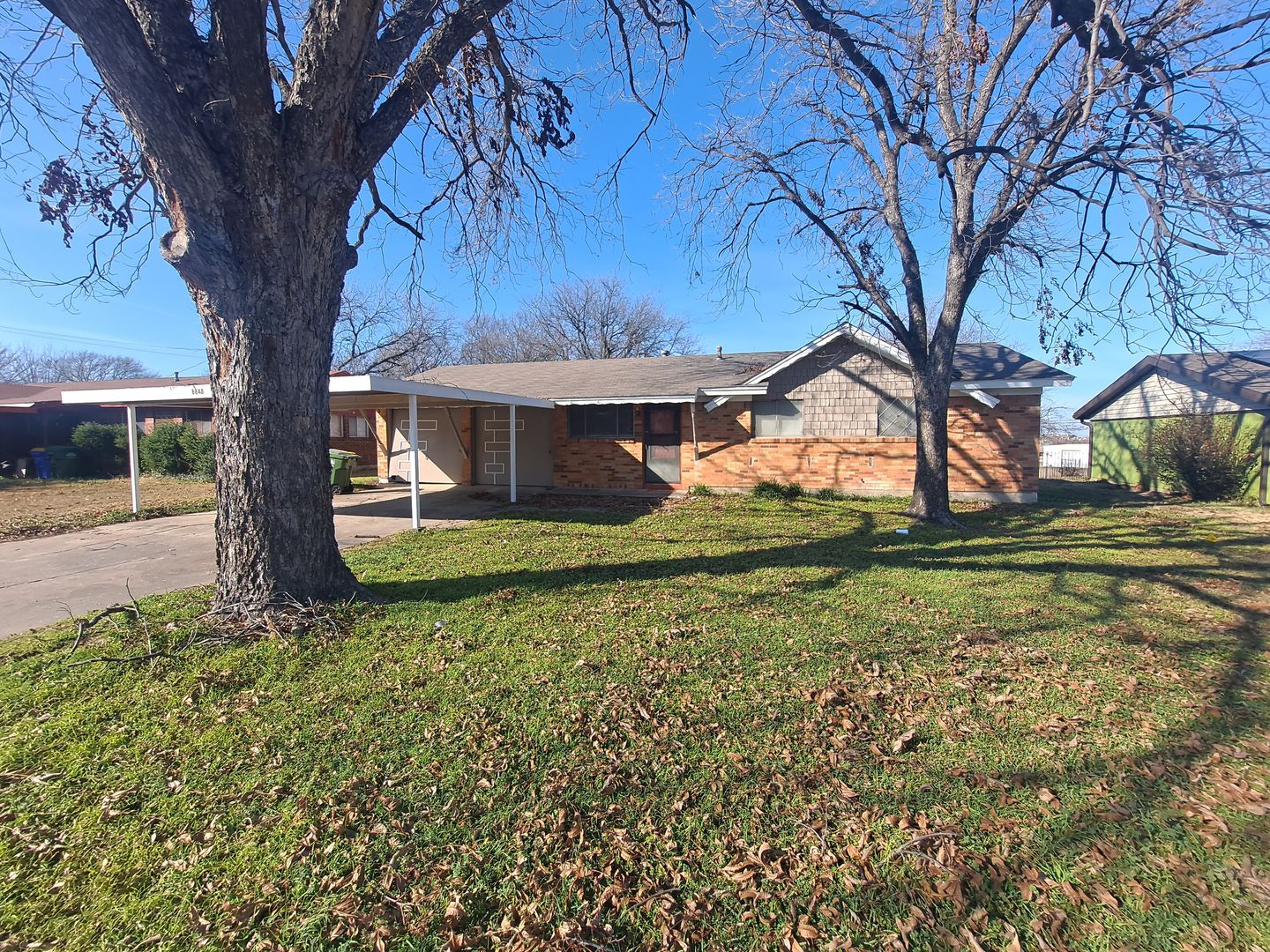 White Settlement House: 8848 Kate St