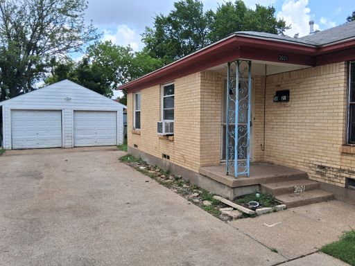 (25% OFF FIRST MONTH'S RENT) Duplex 2 Bedrooms, 1 Bathroom, 1 Car (Small Manual) Garage Near Fort Worth Ave and Westmoreland – photo 1