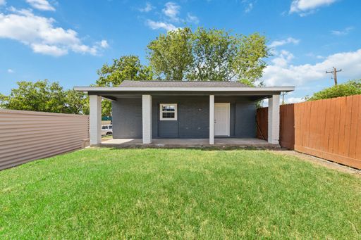 Newly Renovated 2 Bed, 1 Bath Apartment! – photo 1