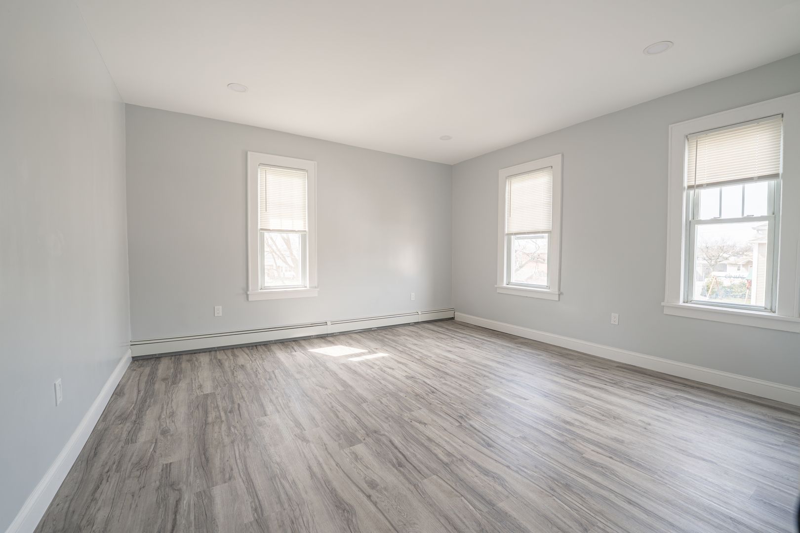 Massapequa Apartment: 194 N Chestnut St