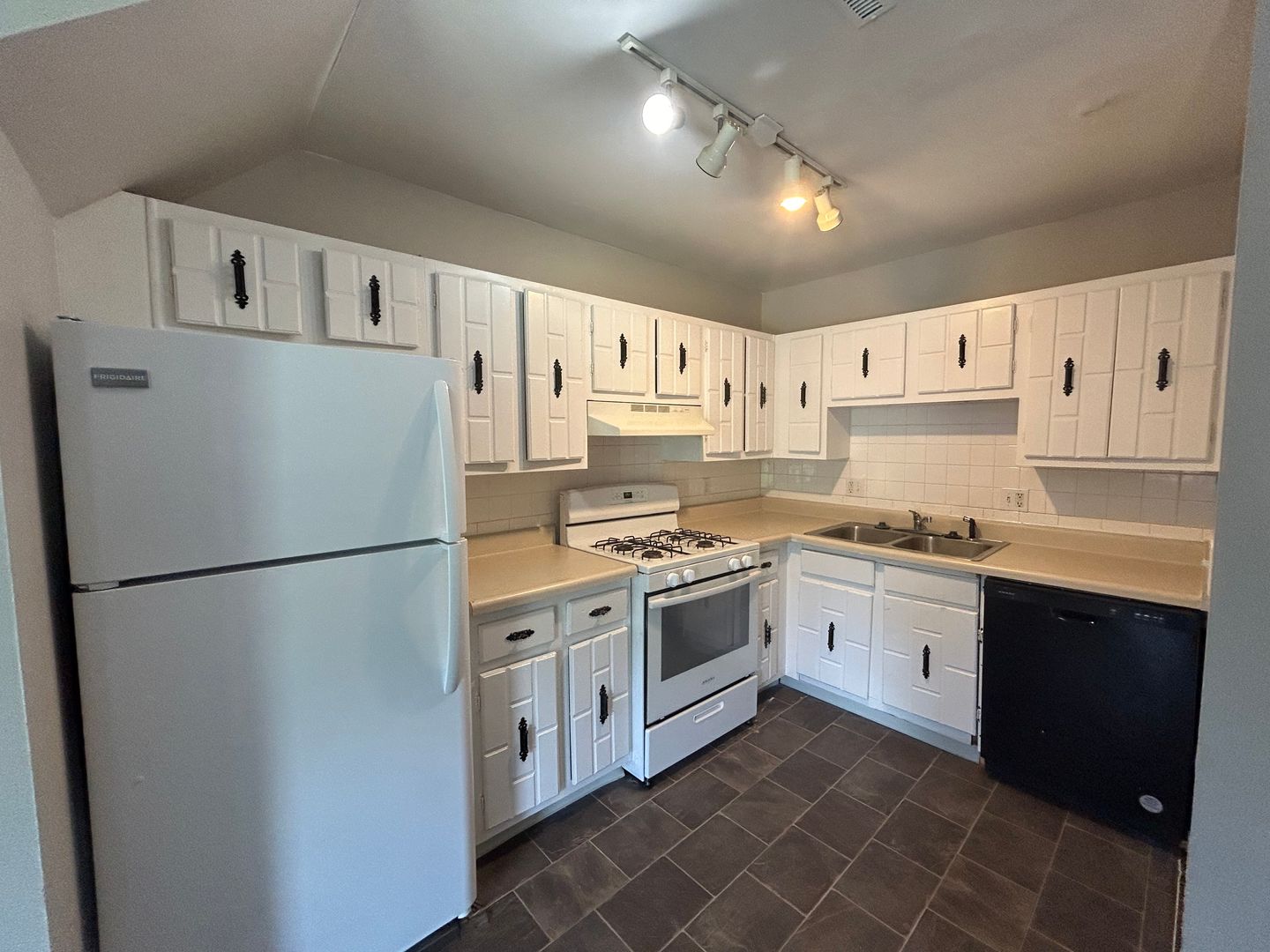 Fort Wayne Apartment: 700 Candlelite Ct