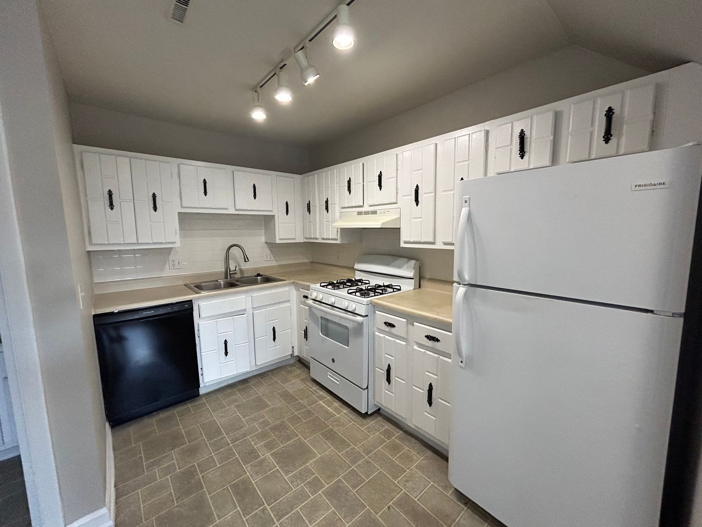 Fort Wayne Apartment: 700 Candlelite Ct