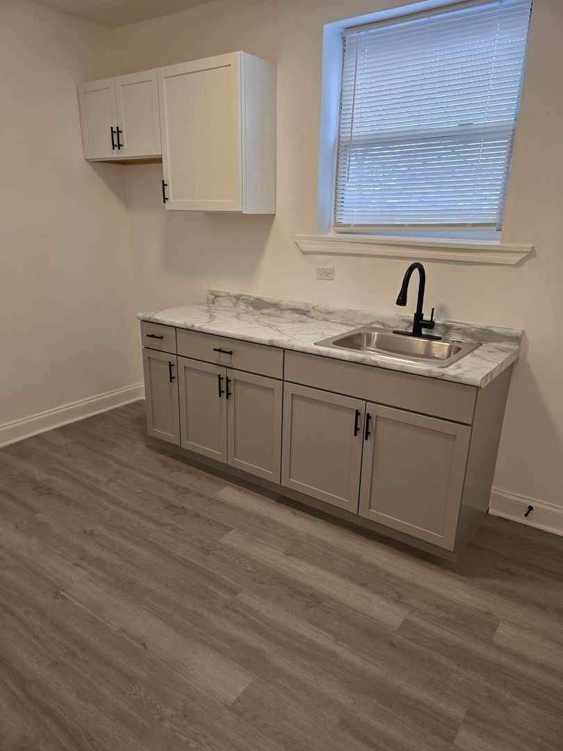 Chicago Apartment: 5732-34 W Washington