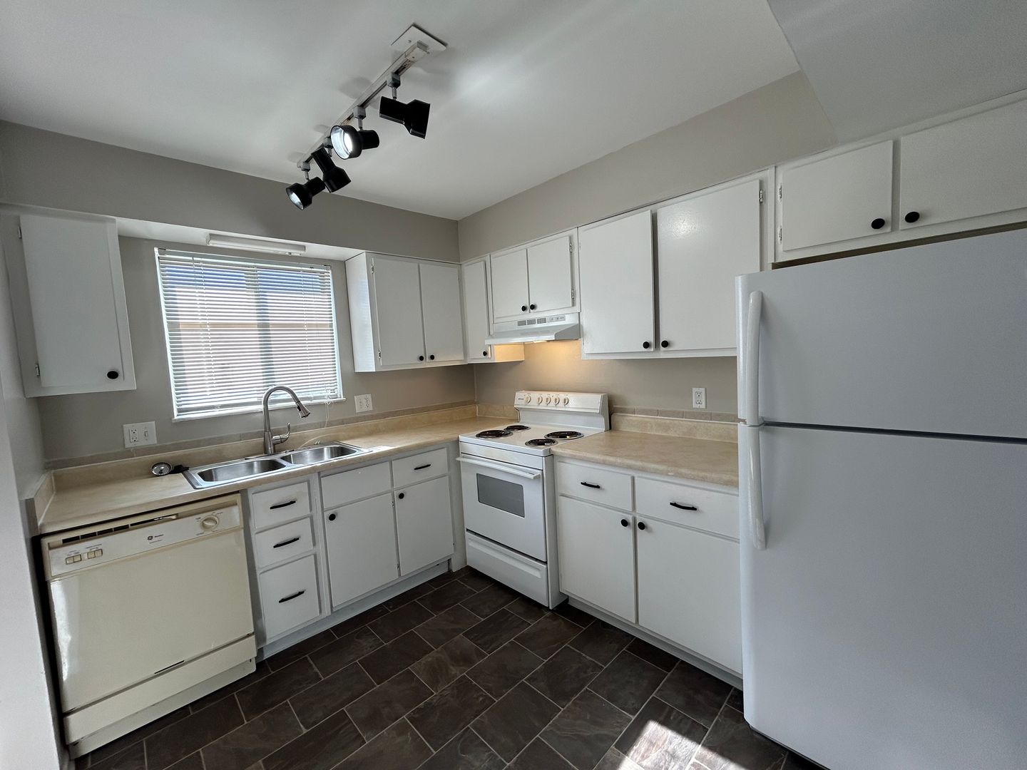 Fort Wayne Apartment: 220 E. Hoover Dr.