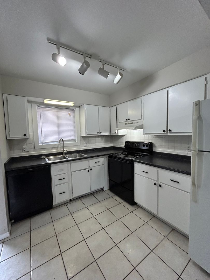 Fort Wayne Apartment: 220 E. Hoover Dr.