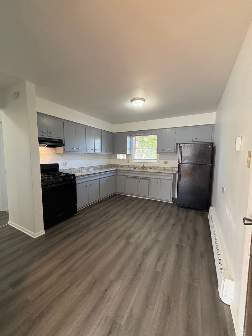 Calumet City Apartment: 464 Gordon Ave