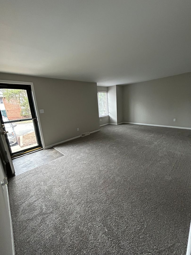 Fort Wayne Townhome: 522 Pinegrove Ln