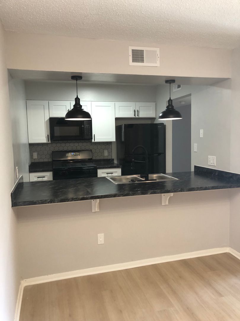 Fort Wayne Apartment: 5810 Meadows Dr.