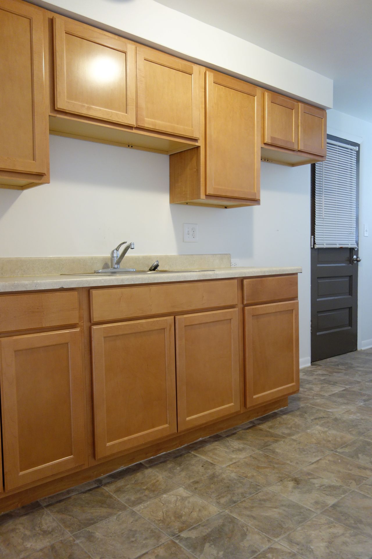 Riverdale Apartment: 14133 S School St