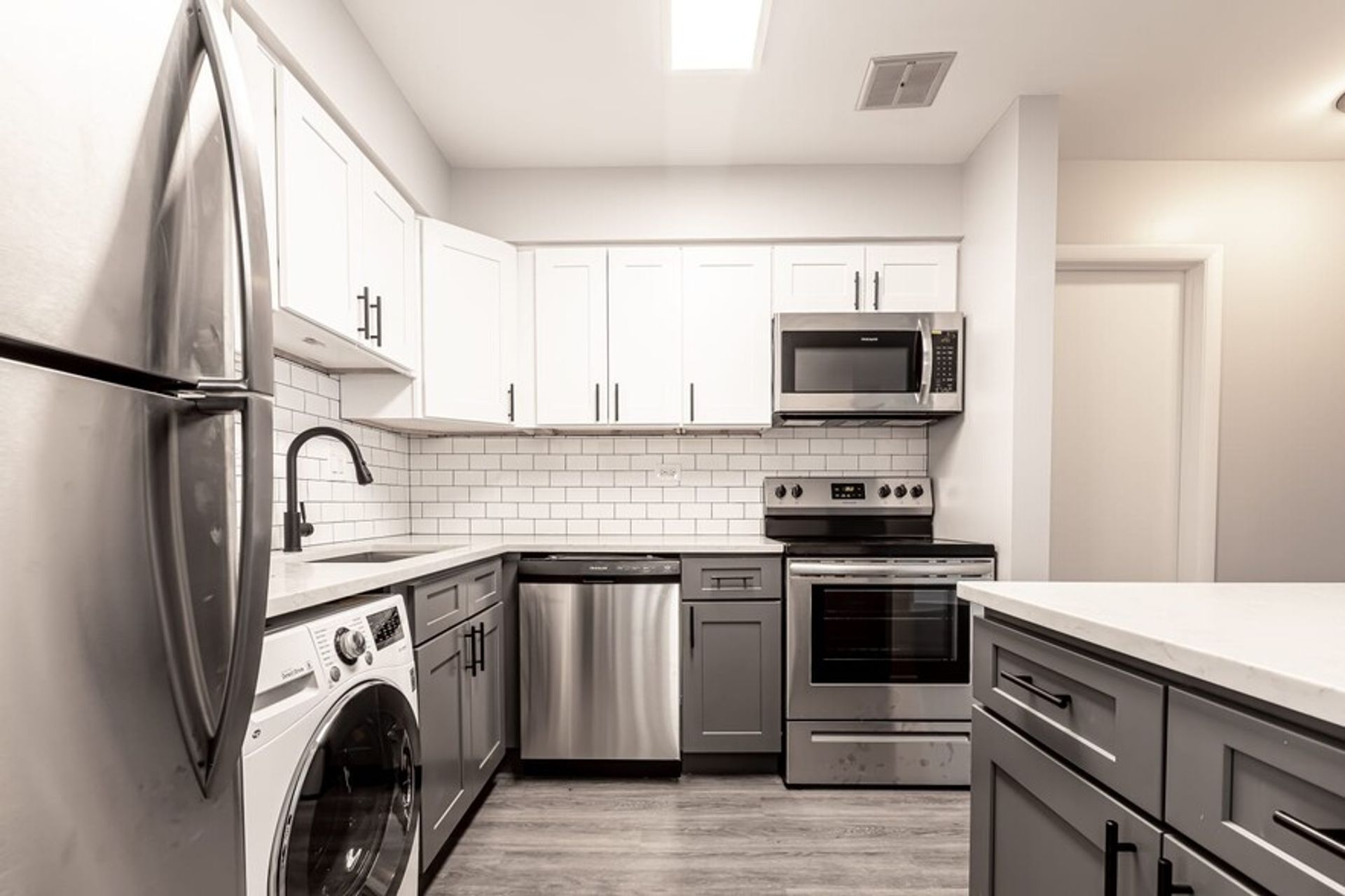 Forest Park Apartment: 1005-1037 Des Plaines Ave