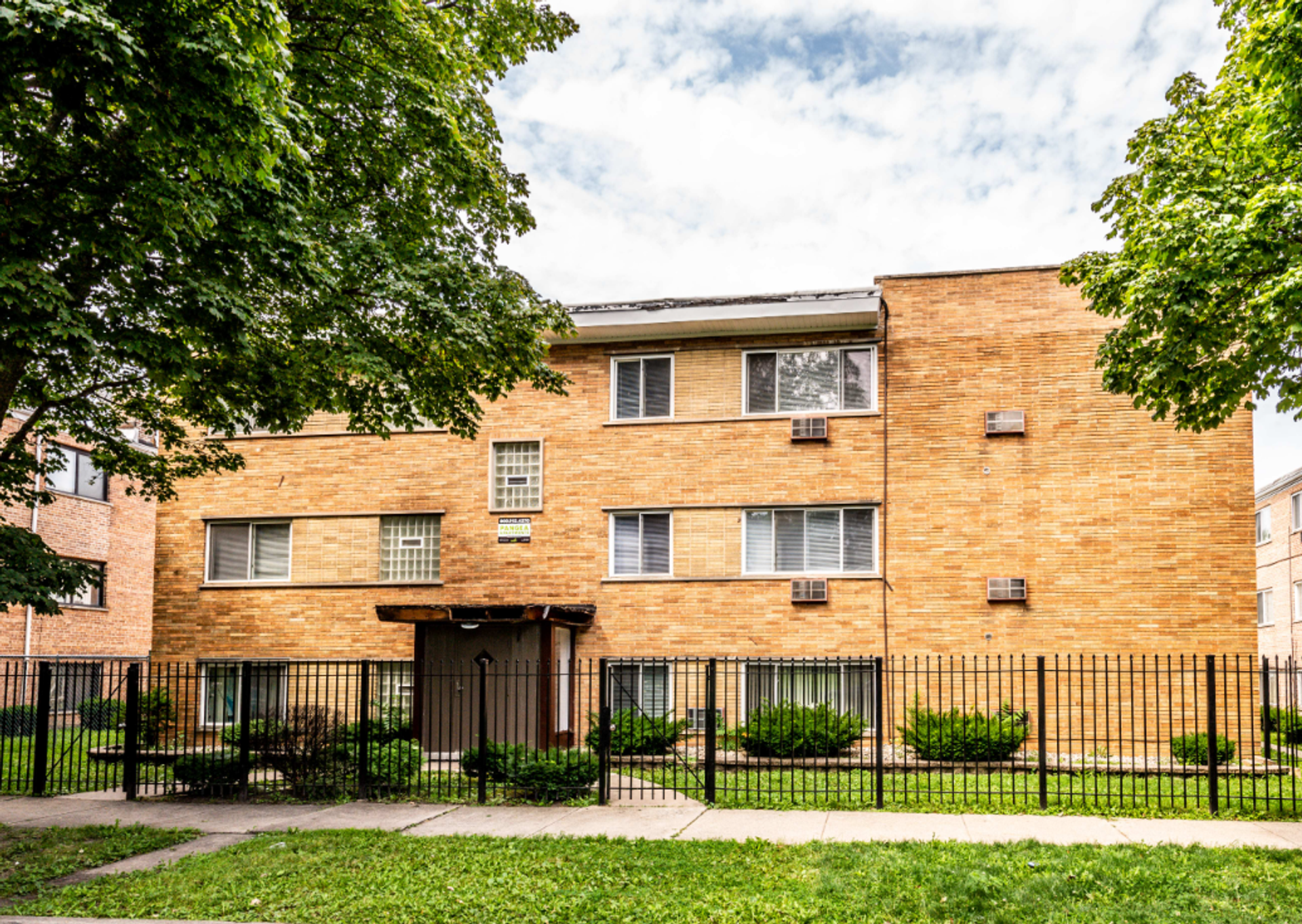 Chicago Apartment: 8334-8340 S Ellis Ave
