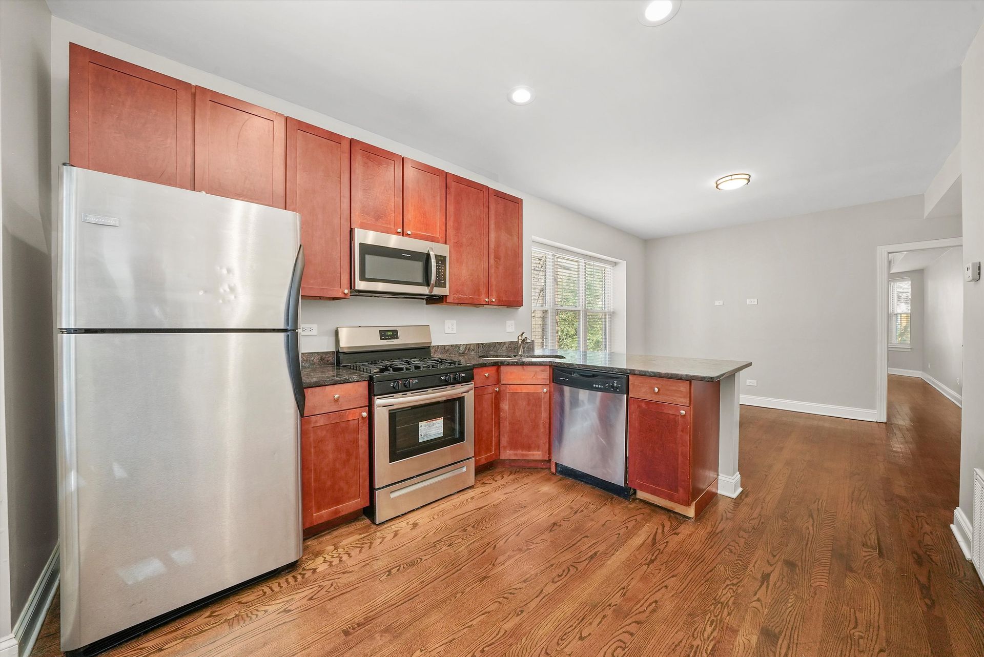 Chicago Apartment: 7340 N Hoyne Ave