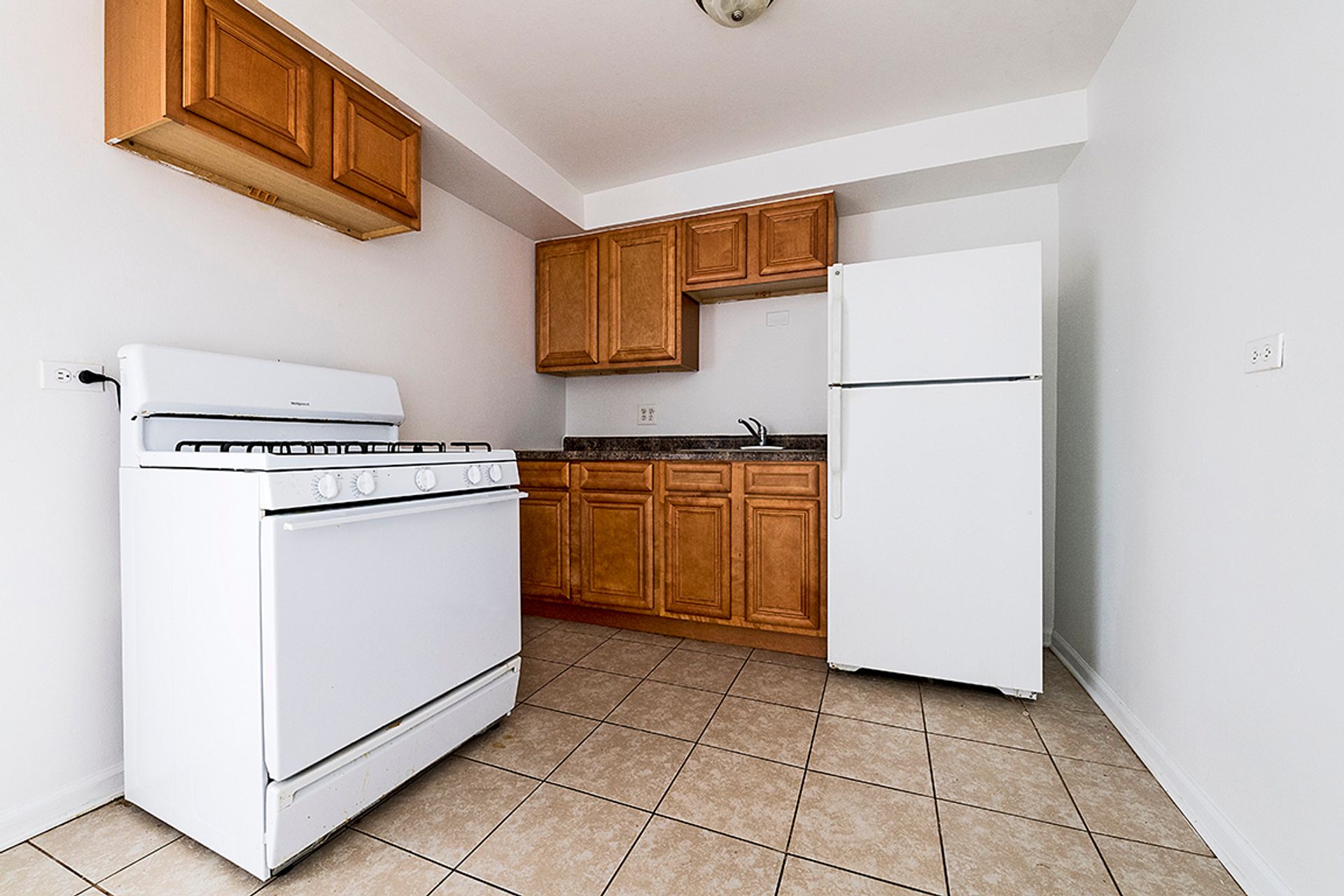 Riverdale Apartment: 14138 S School St