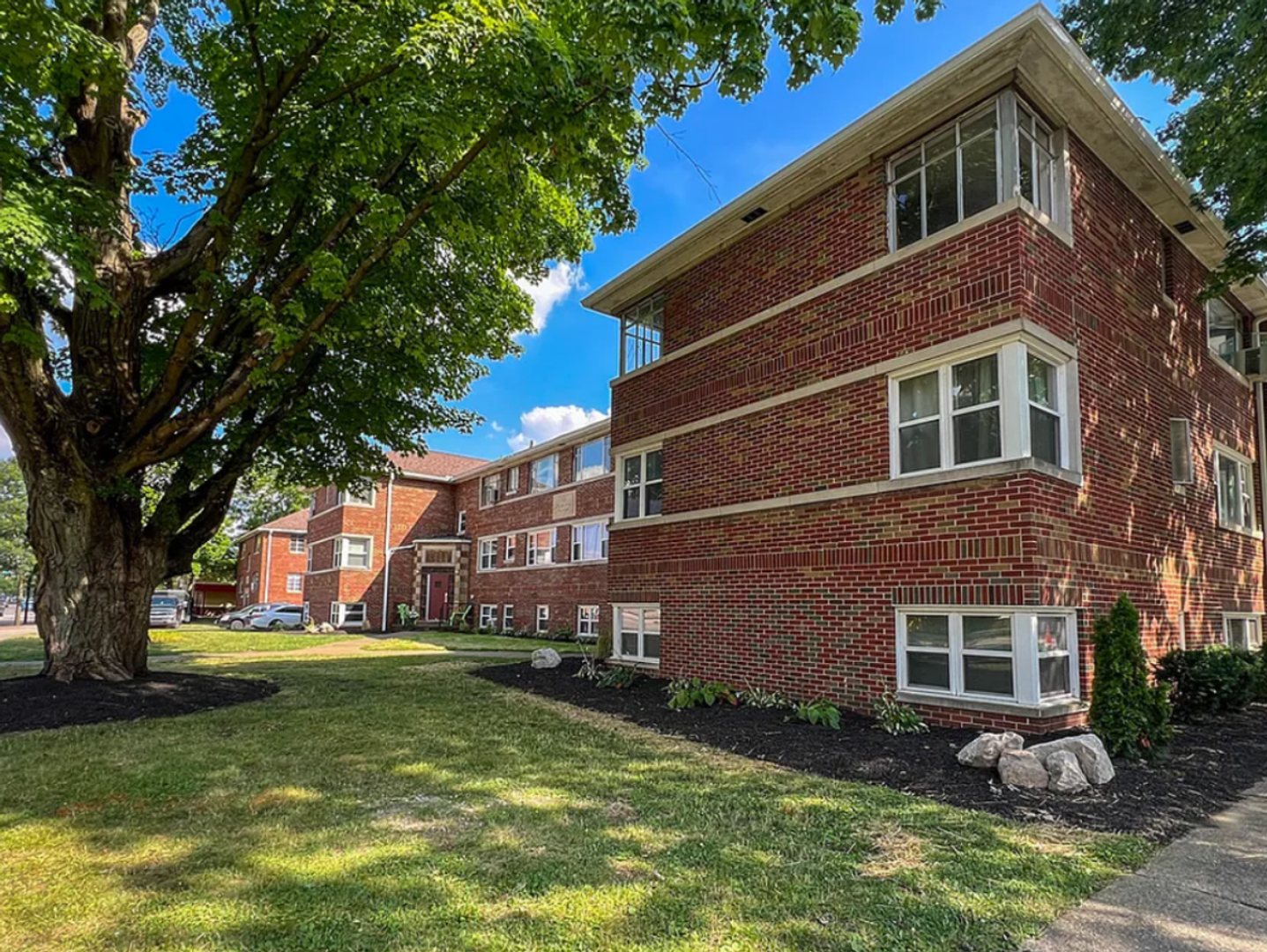 Akron Apartment: S. Miller Rd / W. Market St / White Pond Dr