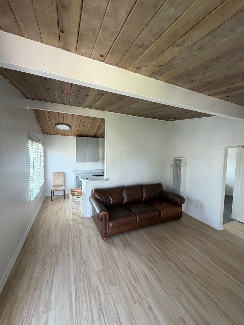Goleta Apartment: 6587 Cervantes Rd