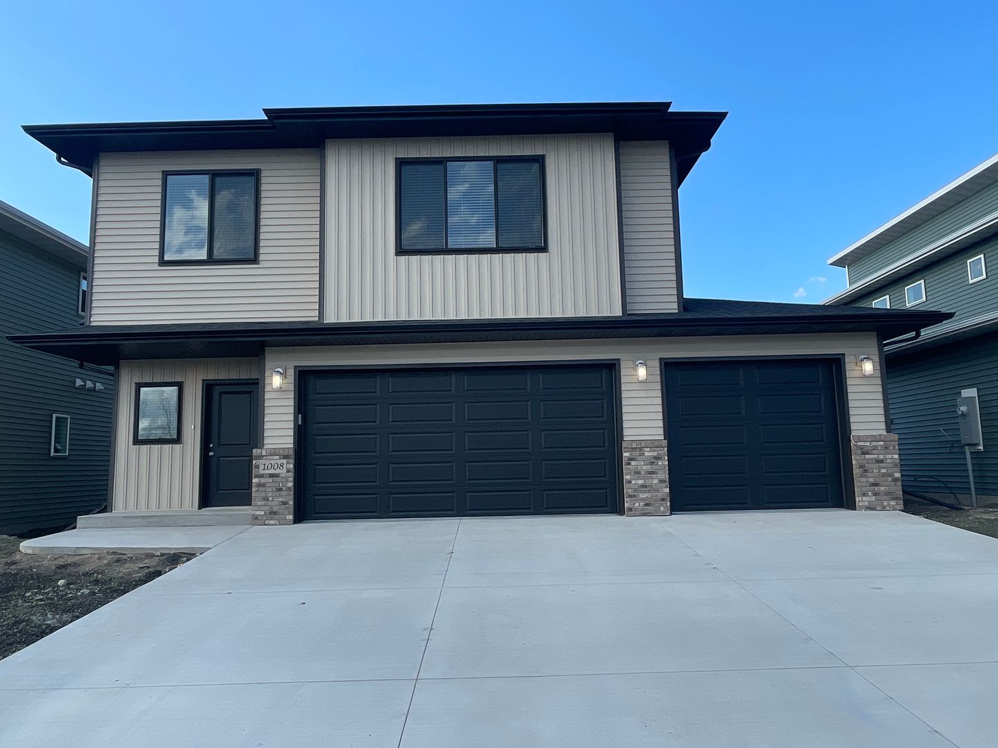 West Fargo House: 1008 61st Ave W
