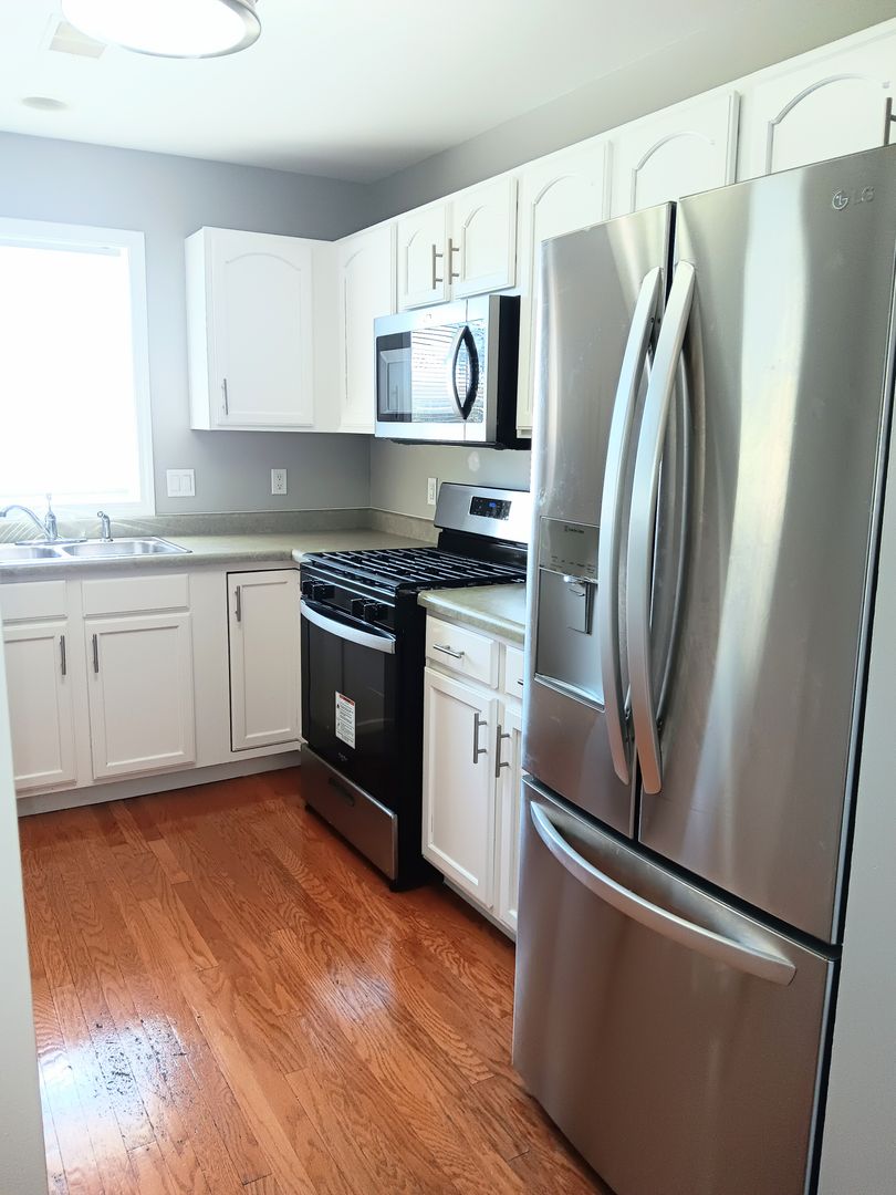 Gary House: 2374 Hayes Street #204