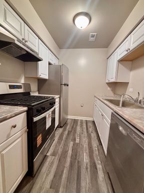 JUST RENOVATED! NOW LEASING AT 1315 WASHINGTON – photo 1